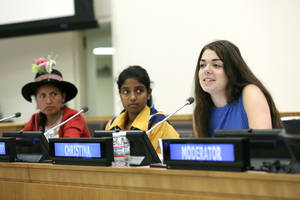 Ein Bild der UN-Konferenz zu Gleichberechtigung und den MDGs - Der Weg vor uns. Drei junge Frauen sitzen auf dem Panel, die junge Frau rechts - Christina - adressiert das Forum.