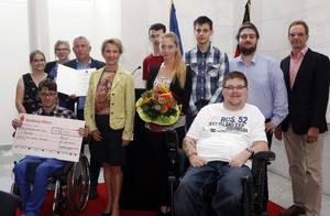 Schülerinnen und Schüler nehmen den Europapreis entegegen, unter ihnen zwei Rollstuhlfahrer.
