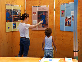 Gabriele Weigt führt BesucherInnen in Bonn durch die Ausstellung