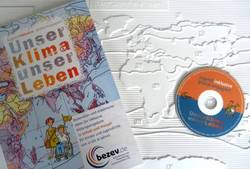 Foto von Handbuch, CD-ROM und taktiler Weltkarte