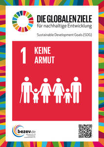 Zu sehen ist ein Plakat zum ersten neuen Entwicklungsziel mit der Aufschrift "1. Keine Armut". Darunter ist einer Reihe von älteren und jüngeren Menschen dargestellt.