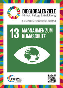 Abgebildet ist ein Plakat zum ersten neuen Entwicklungsziel mit der Aufschrift "13 Maßnahmen zum Klimaschutz". Darunter ist ein Auge mit einer Weltkugel als Iris dargestellt.
